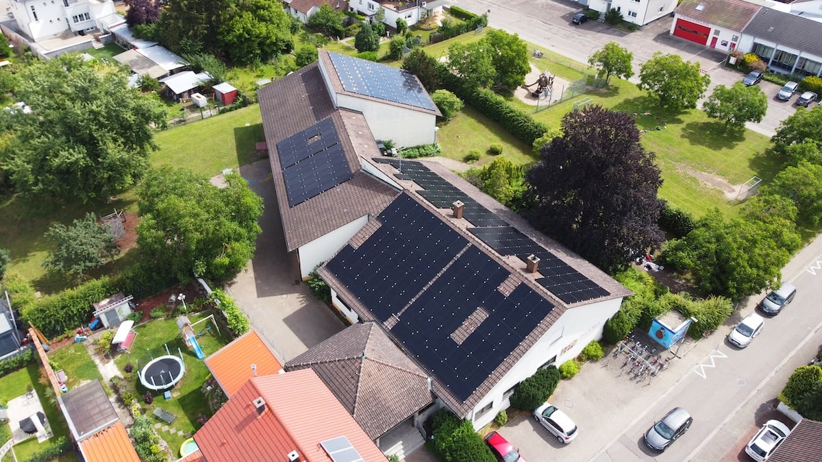 WIRSOL setzt Mieterstromprojekte auf unterschiedlichen kommunalen Liegenschaften in Waghaeusel gemeinsam mit Solarize um: Die Wilhelm-Busch-Schule ist eines der insgesamt neun Gebauede, auf denen WIRSOL die PV-Anlagen betreibt.
