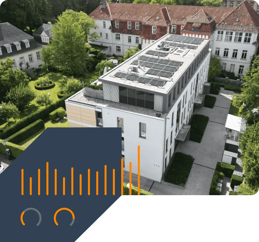 Aerial view of a tenant electricity project in Münster: a residential building with a photovoltaic system on its flat roof.